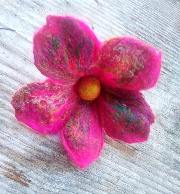 Brosa floricica impaslita