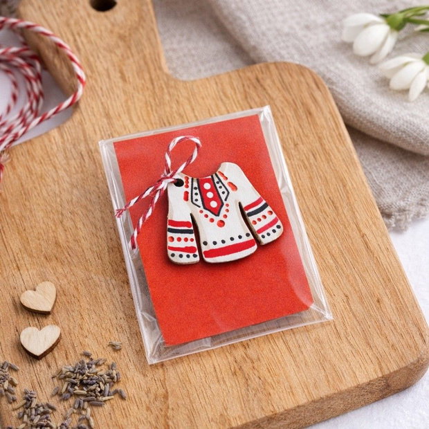 Martisor brosa in forma de ie cu motive traditionale pictat manual