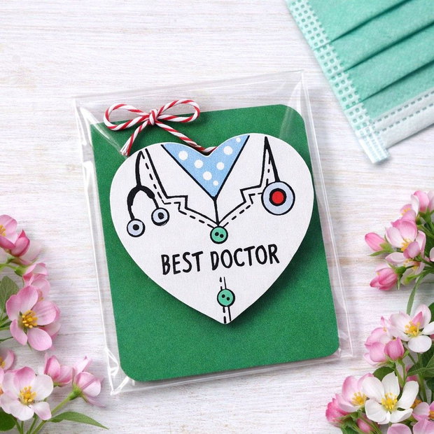 Martisor brosa pentru medic pictat manual handmade Best Doctor