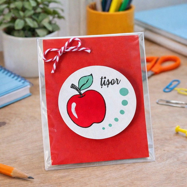 Martisor brosa cu mesaj pictat manual handmade