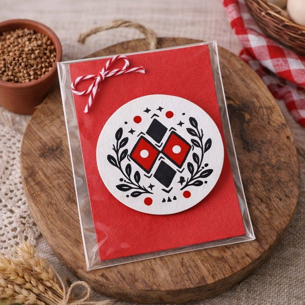 Martisor brosa cu motive traditionale pictat manual