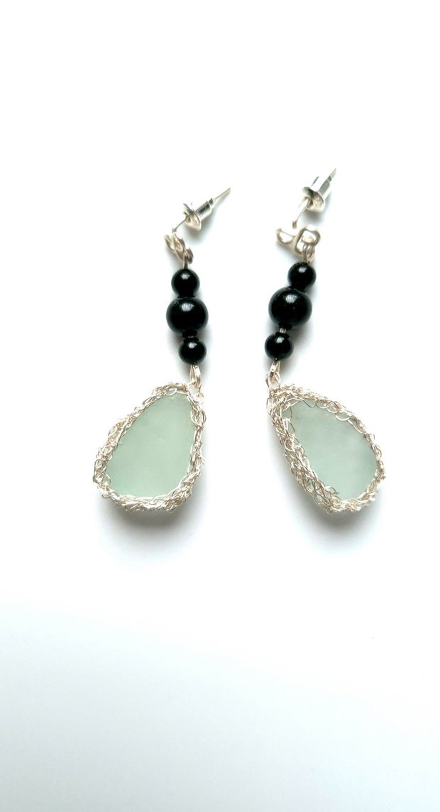 Cercei argintati cu sticla de mare-sea glass-agat negru