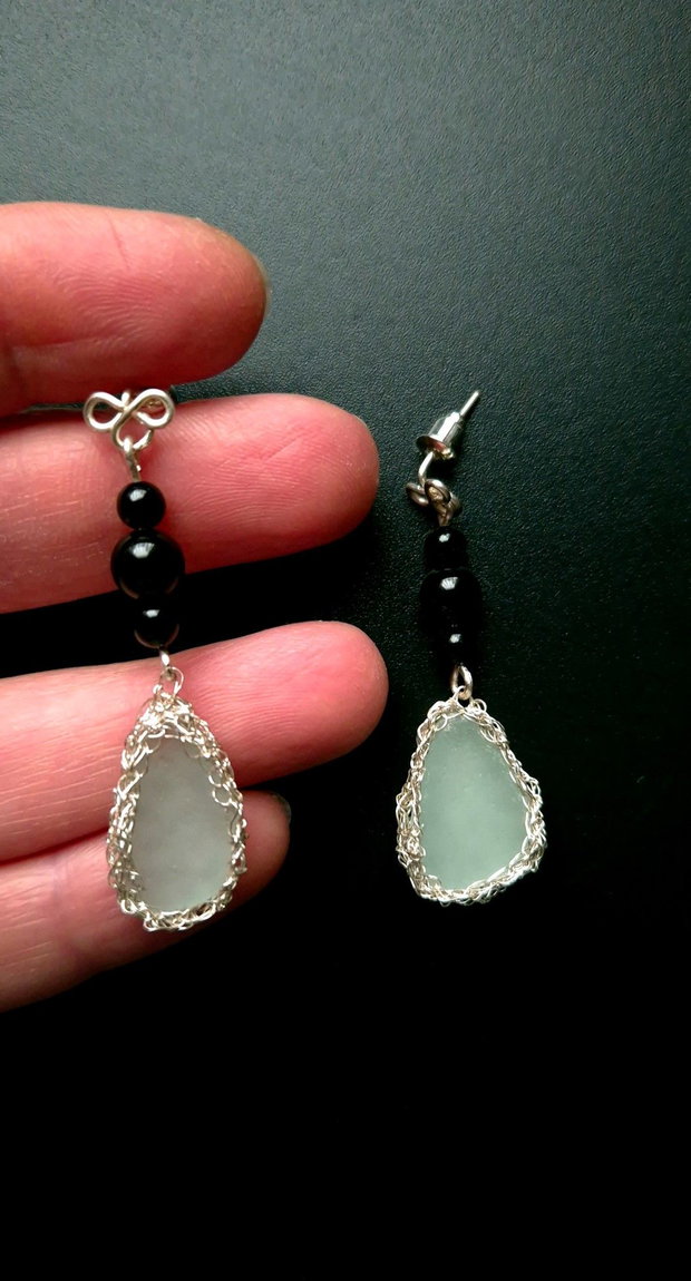 Cercei argintati cu sticla de mare-sea glass-agat negru