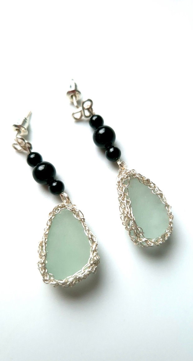 Cercei argintati cu sticla de mare-sea glass-agat negru