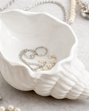 Recipient decorativ tip scoica din ceramică albă - handmade, stil marin