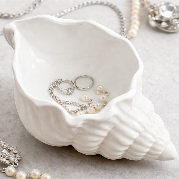Recipient decorativ tip scoica din ceramică albă - handmade, stil marin