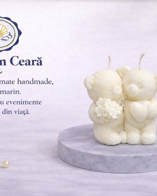 Lumânare decorativă Ursuleți îndrăgostiți  ceară de soia, handmade, alb natural