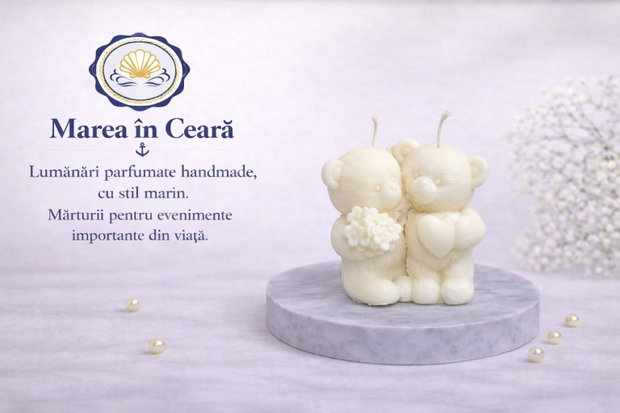 Lumânare decorativă Ursuleți îndrăgostiți ceară de soia, handmade, alb natural