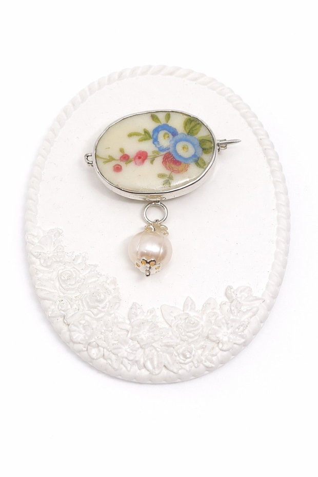 Brosa "Flori Albastre" din argint, perla de cultura si fragment de portelan de Limoges