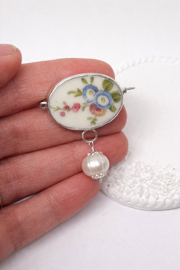 Brosa "Flori Albastre" din argint, perla de cultura si fragment de portelan de Limoges