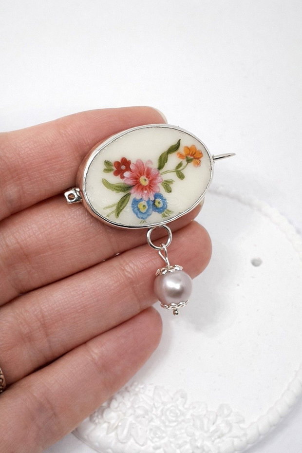 Brosa "Buchet de flori" din argint, perla de cultura si fragment de portelan de Limoges