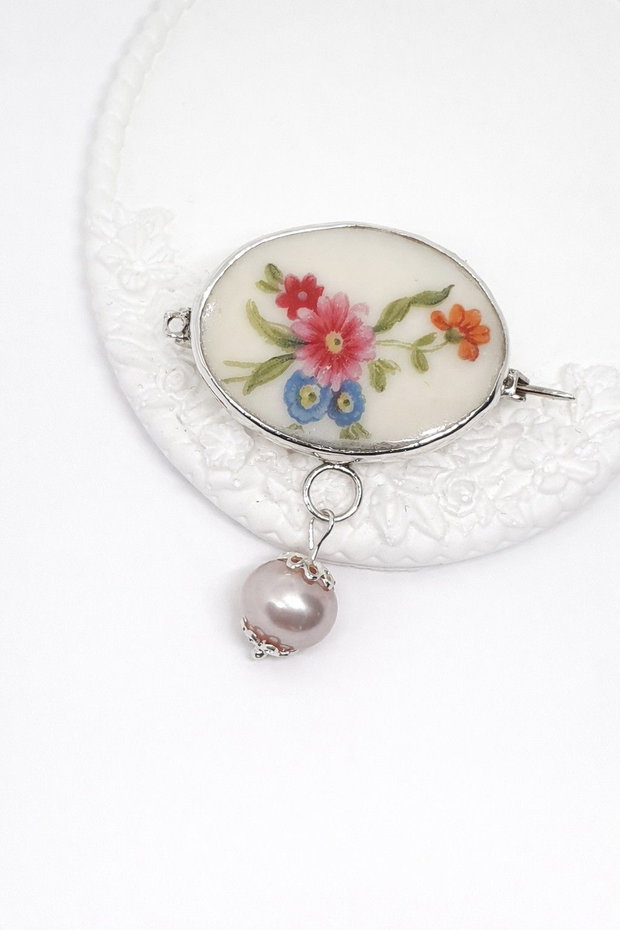 Brosa "Buchet de flori" din argint, perla de cultura si fragment de portelan de Limoges