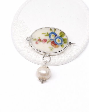 Brosa "Flori Albastre" din argint, perla de cultura si fragment de portelan de Limoges