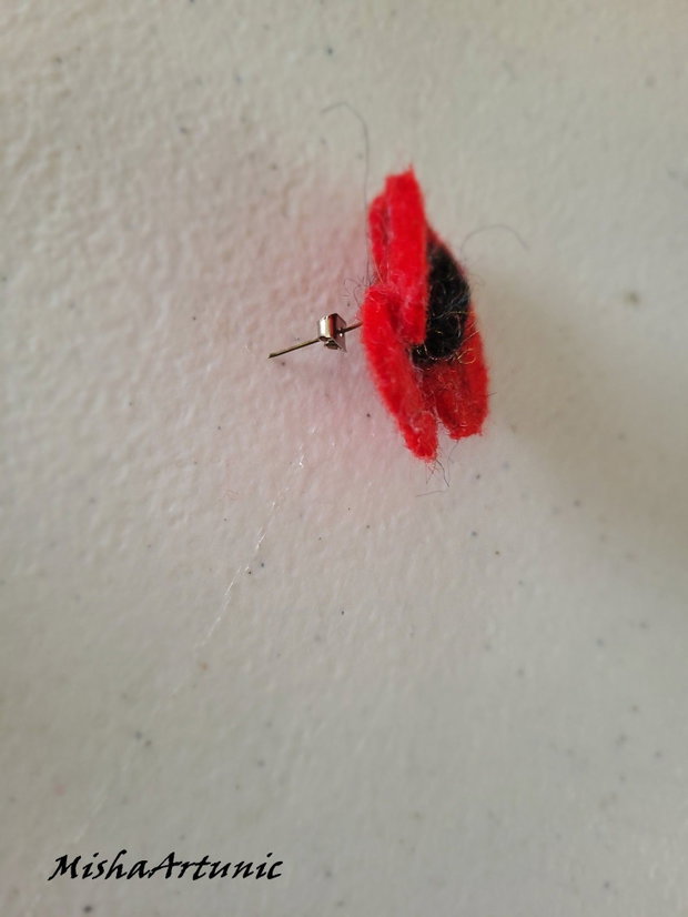 Cercei cu maci rosii impasliti
