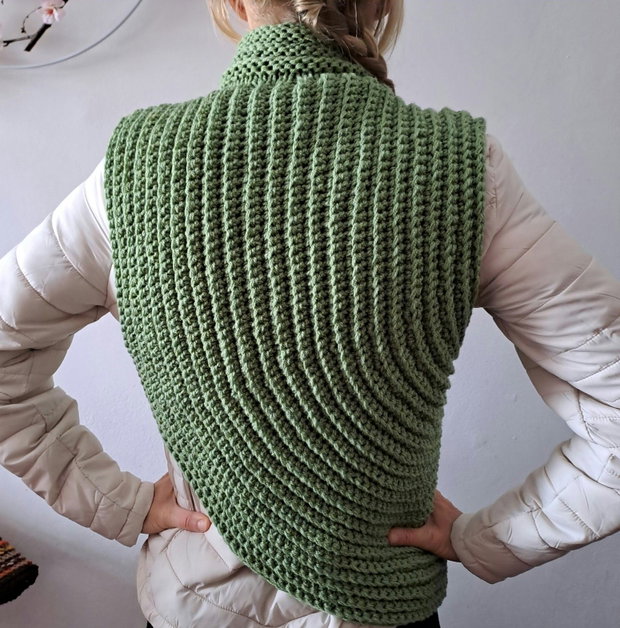 Vestă asimetrica verde