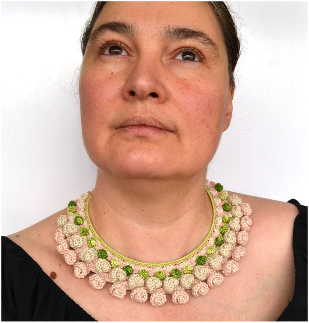 REZERVAT Colier crosetat etno roz pal si verde deschis