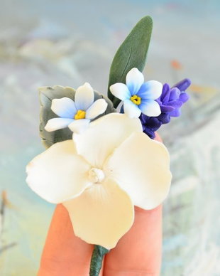 Hortensie ivoire si flori de nu ma uita- Brosa buchet