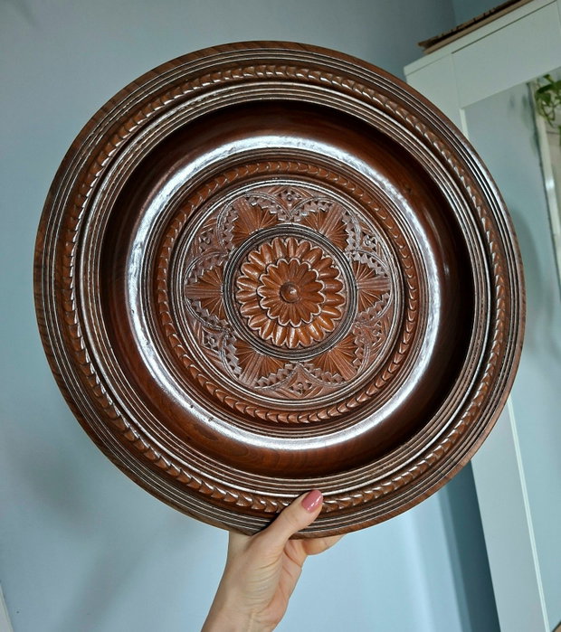 Platou sculptat din lemn