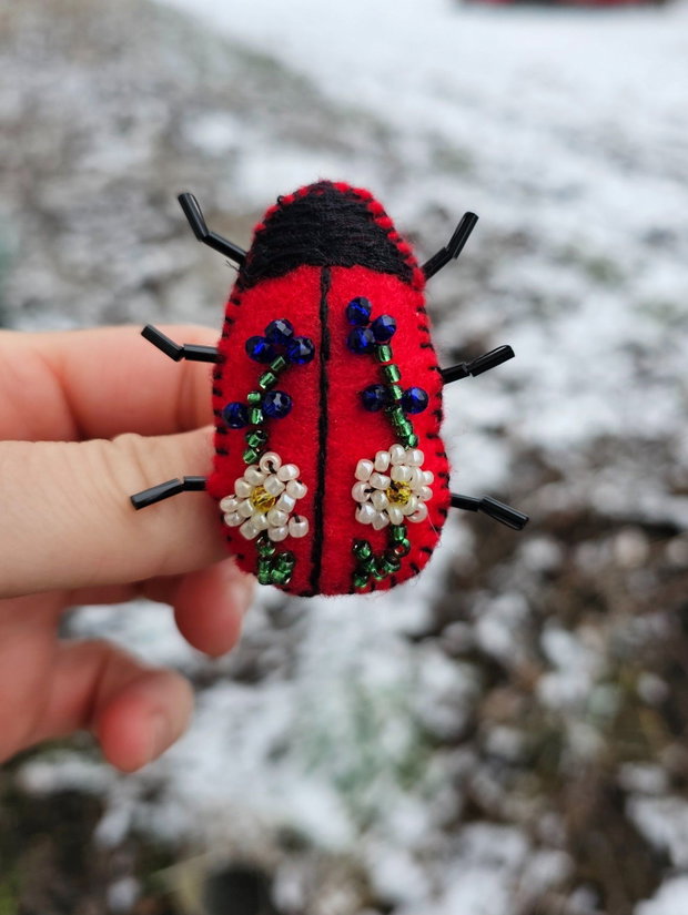 Broșă buburuză