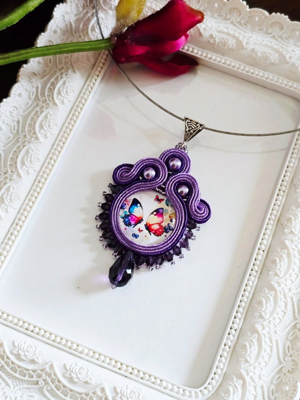 Pandantiv soutache mov cu fluturi si cristale