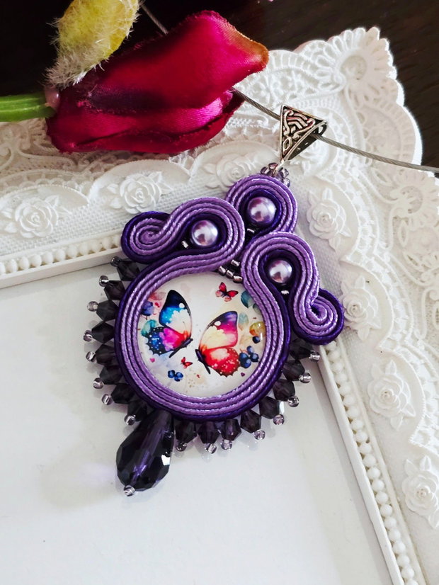 Pandantiv soutache mov cu fluturi si cristale