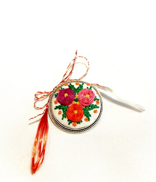 Brosa cu broderie manuala - ramura cu flori