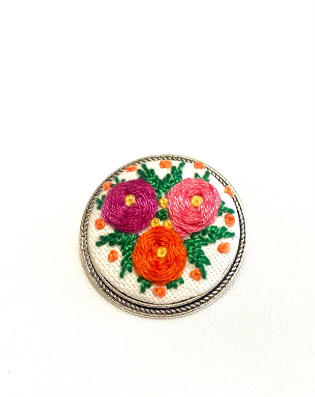 Brosa cu broderie manuala - ramura cu flori