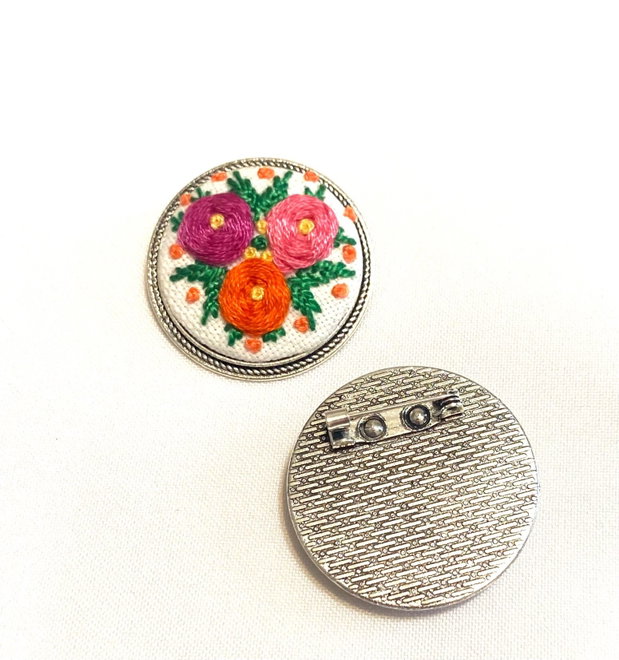 Brosa cu broderie manuala - ramura cu flori
