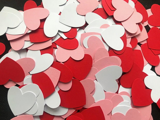 Set confetti inimioare alb, roz, roșu
