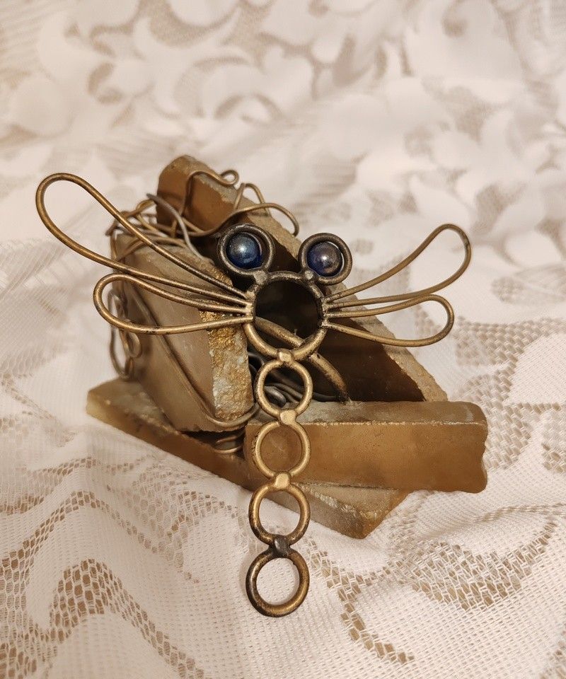 Statueta lucrata manual, marmura, alama, sticla