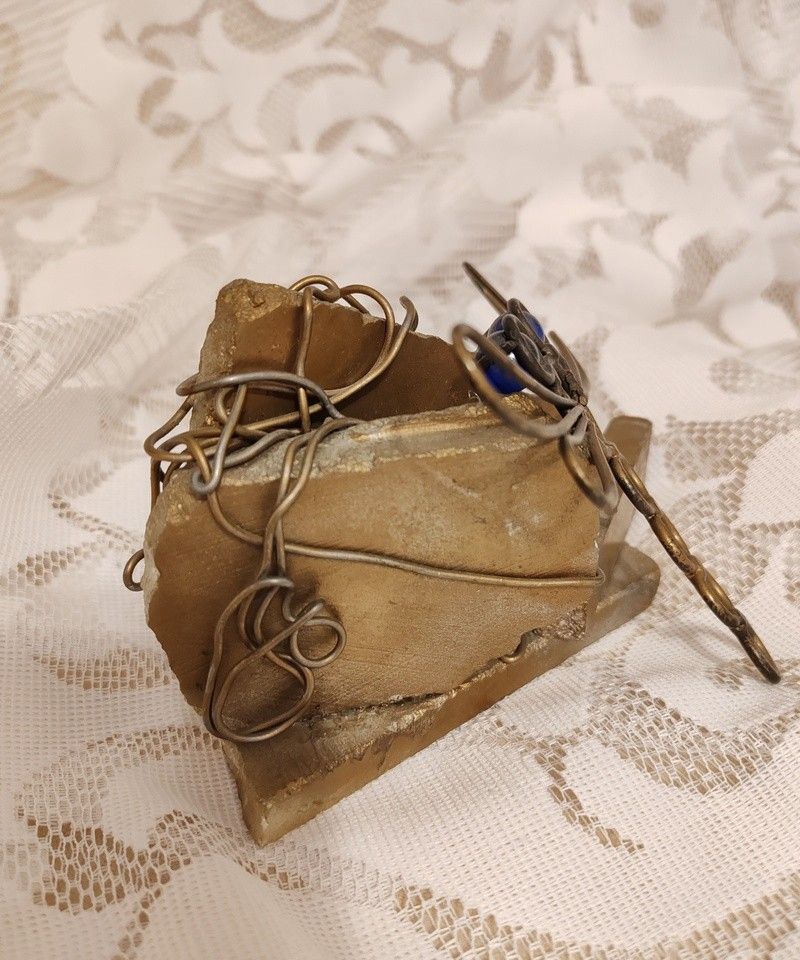 Statueta lucrata manual, marmura, alama, sticla