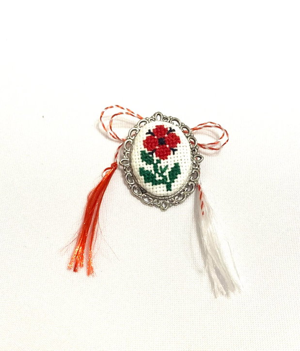 Brosa  , martisor brodat manual