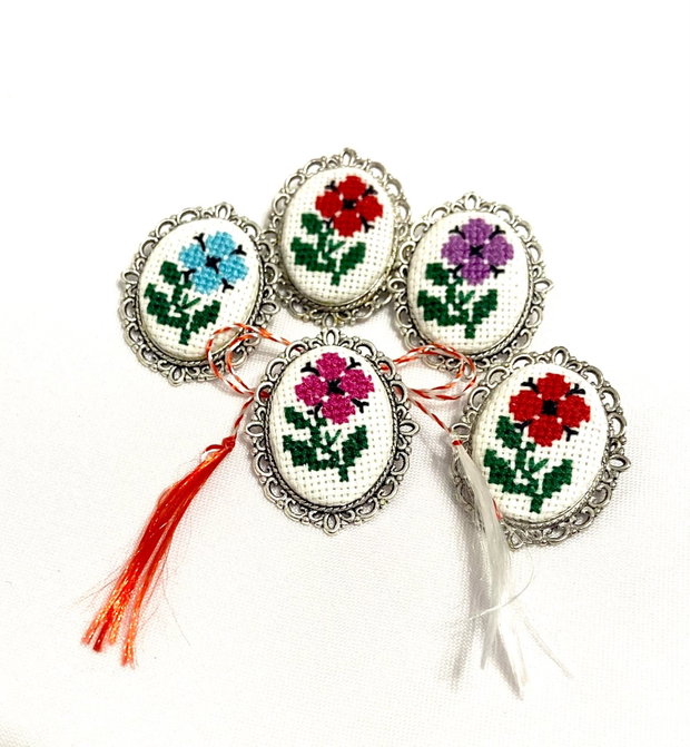 Brosa  , martisor brodat manual