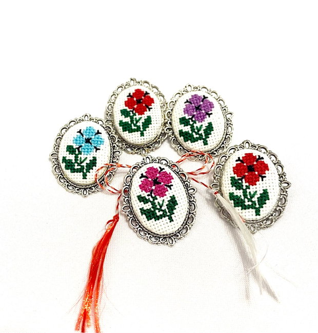 Brosa  , martisor brodat manual