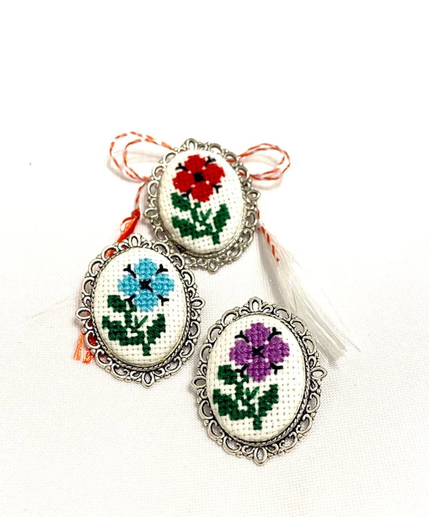 Brosa  , martisor brodat manual