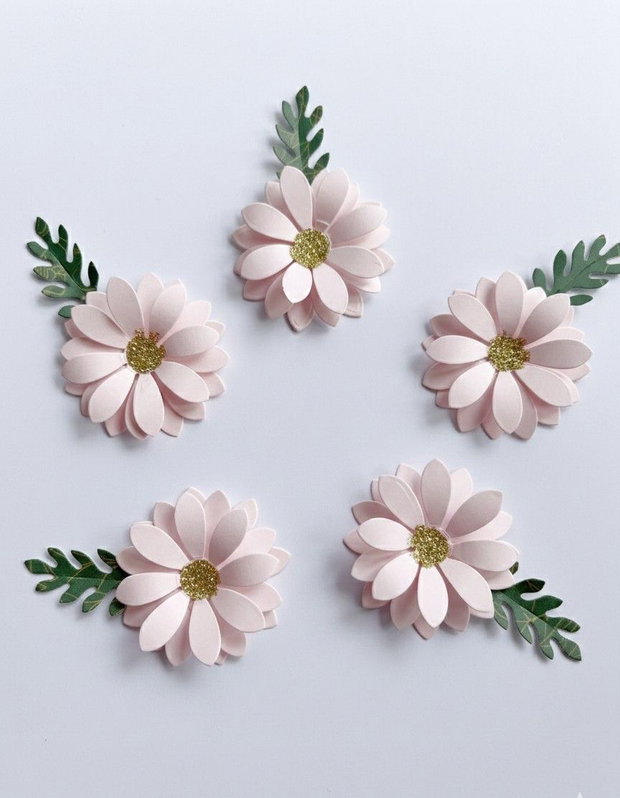 Floricele decorative din carton roz delicat