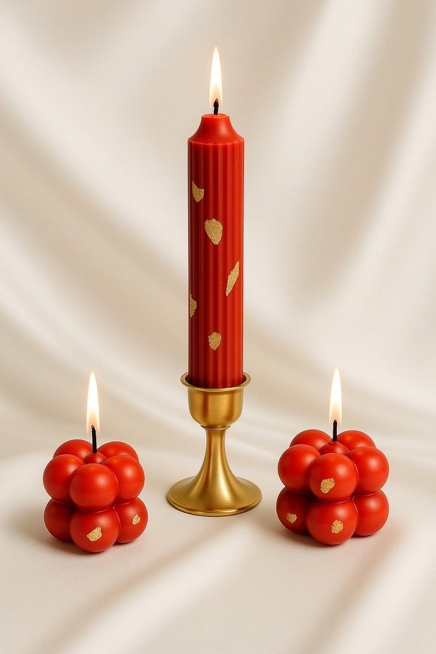 Set lumânări decorative Crimson Royale din ceară de soia cu accente aurii