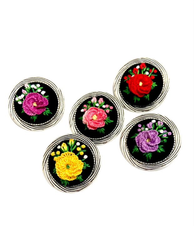 Brosa cu broderie manuala-flori brodate