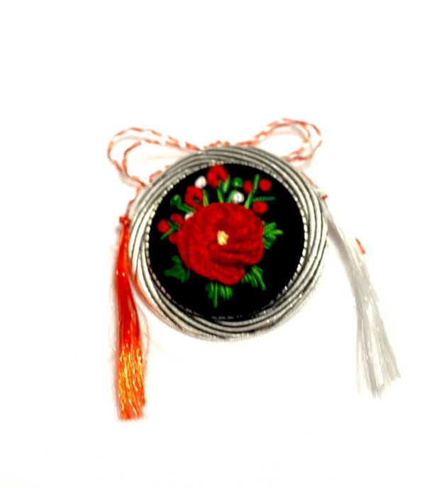 Brosa cu broderie manuala-flori brodate