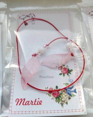 Semn de carte - martisor snur rosu cu elemente decorative si cristale