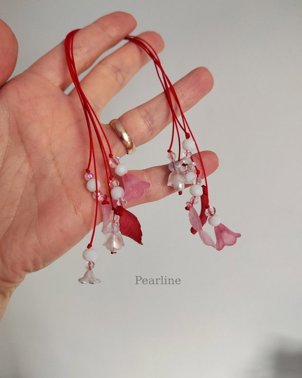 Semn de carte - martisor snur rosu cu elemente decorative si cristale