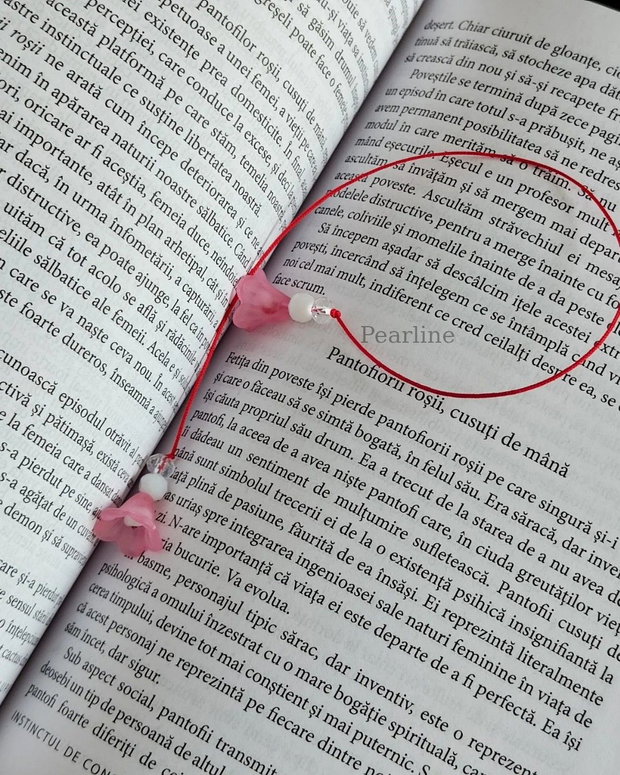 Semn de carte - martisor snur rosu cu elemente decorative si cristale
