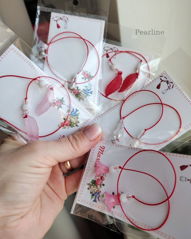 Semn de carte - martisor snur rosu cu elemente decorative si cristale