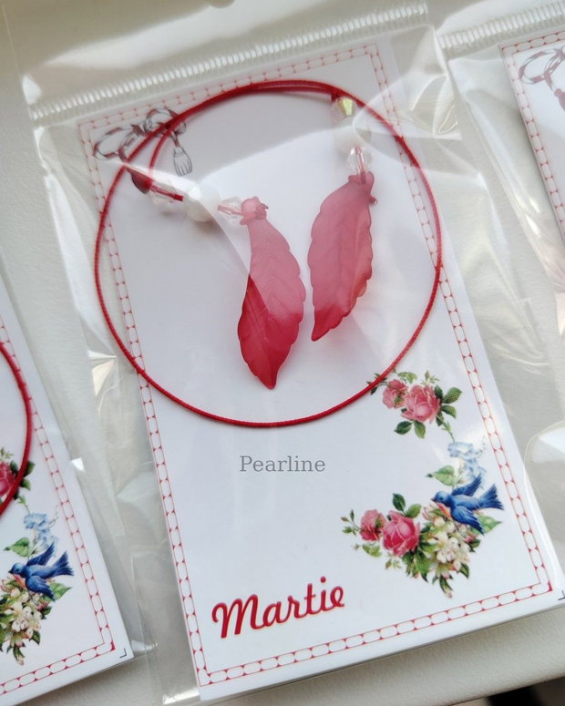 Semn de carte - martisor snur rosu cu elemente decorative si cristale