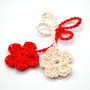 Martisor traditional crosetat cu flori albe si rosii