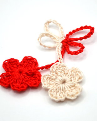 Martisor traditional crosetat cu flori albe si rosii