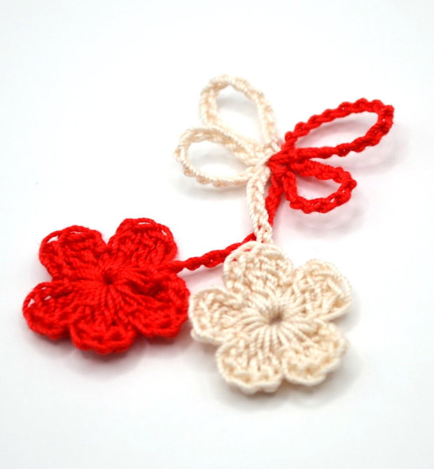 Martisor traditional crosetat cu flori albe si rosii