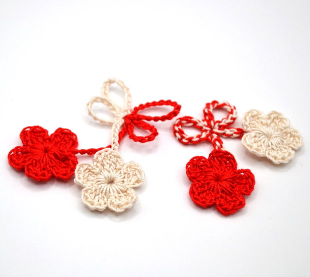 Martisor traditional crosetat cu flori albe si rosii