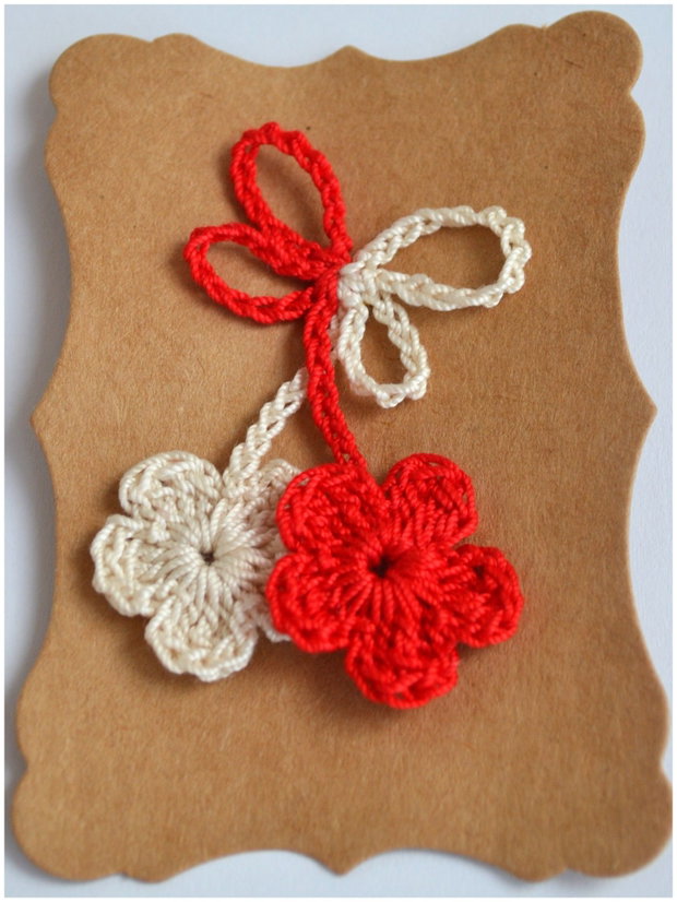 Martisor traditional crosetat cu flori albe si rosii