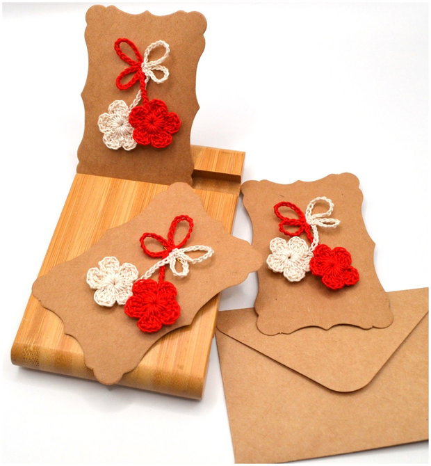 Martisor traditional crosetat cu flori albe si rosii
